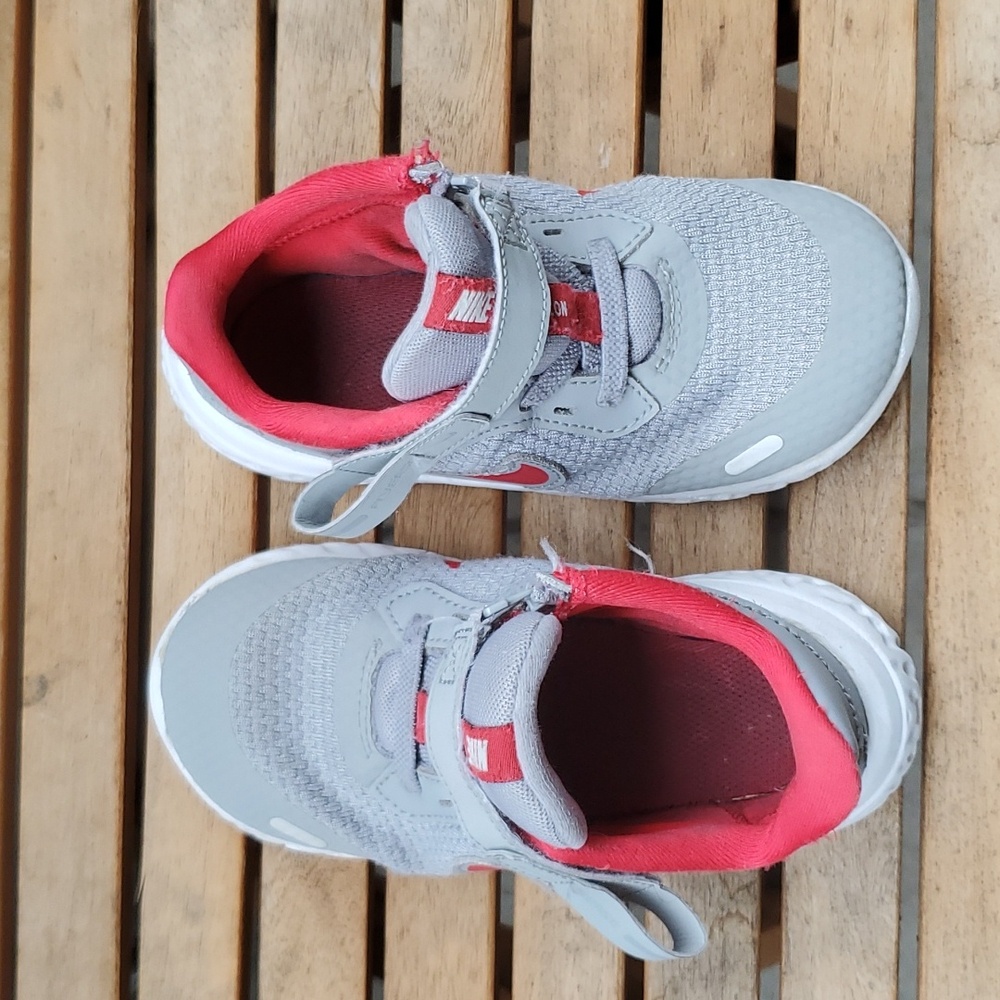 Nike running shoes with zip and velcro closure, size 10